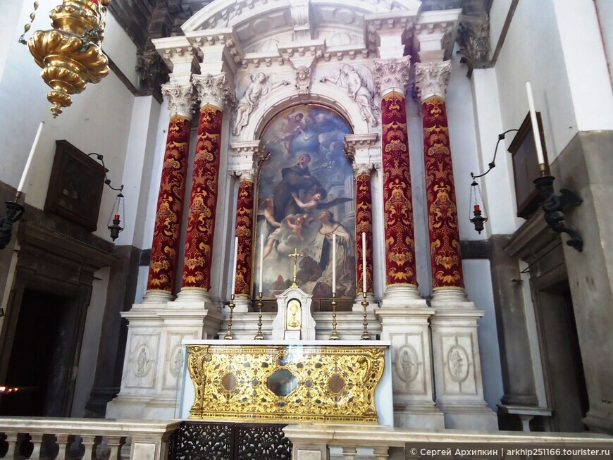 Собор Санта-Мария делла Салюте — самая крупная купольная церковь  в Венеции