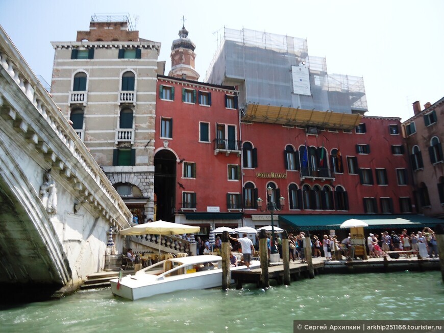 Мост Риальто — самый узнаваемый мост Венеции