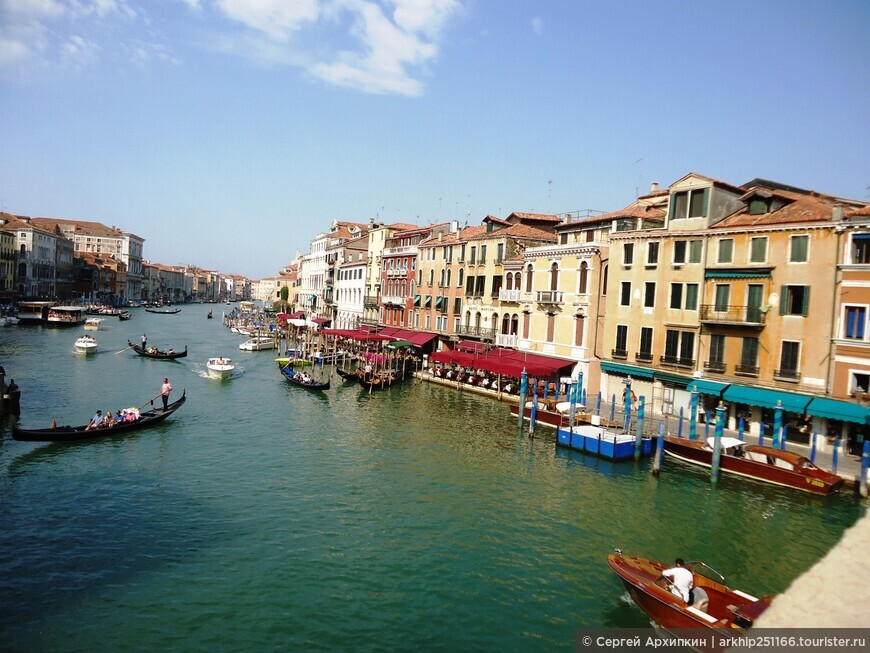 Мост Риальто — самый узнаваемый мост Венеции