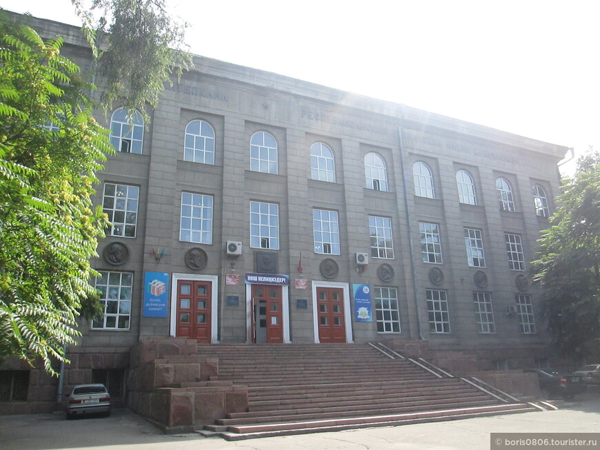 Доступная для иностранцев библиотека, удобно расположена в центре столицы