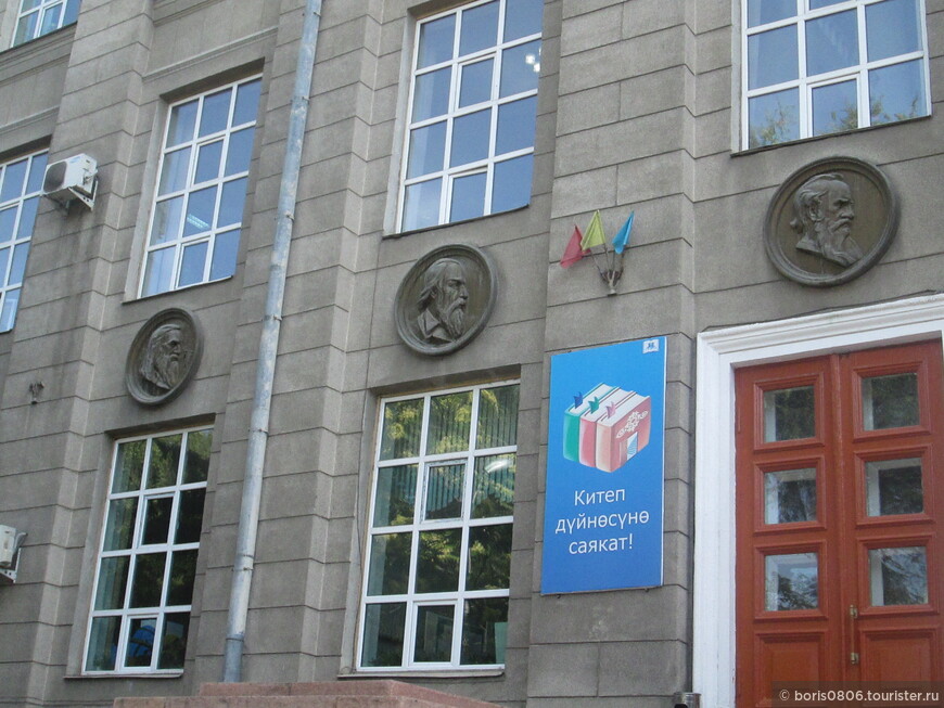 Доступная для иностранцев библиотека, удобно расположена в центре столицы