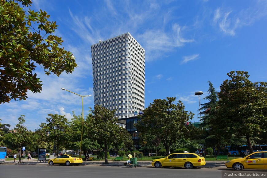 25 этажное здание TID Tower самое высокое в Албании (85 метров). В одном из углов дома располагается гробница Каплан-паши, на первом  этаже офисы, магазины, рестораны, в остальных квартиры и апартаменты. На крыше панорамный ресторан. 