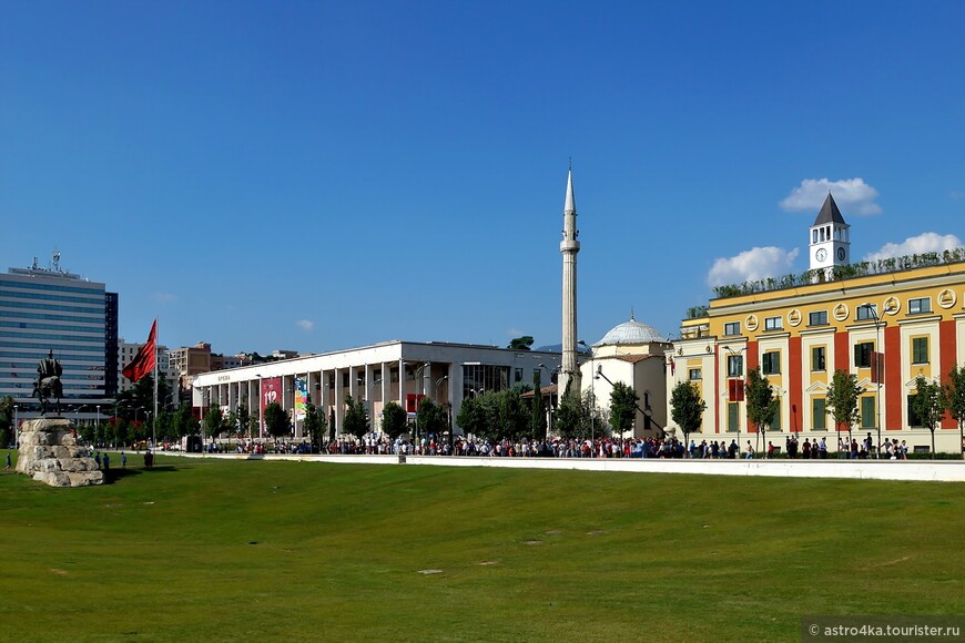 В здании с колоннами расположены Национальный театр оперы и балета и Национальная библиотека. Первый камень был символически заложен Никитой Хрущевым во время его визита в Албанию в 1959 году. 