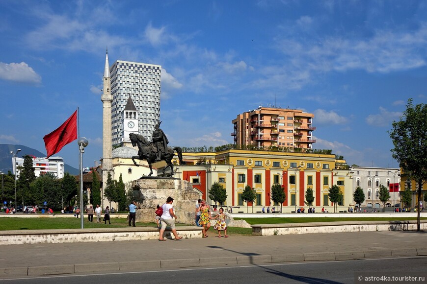 Конная статуя Скандербегу, герою албанского сопротивления османам в 15 веке, была воздвигнута в 1968 году по случаю 500-летия его смерти. Сооружена на месте памятника Сталину.