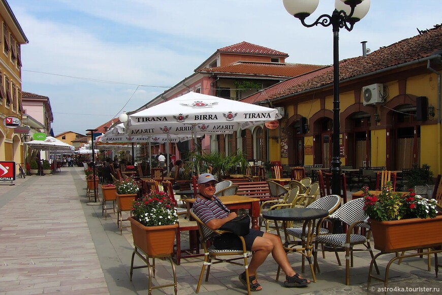 Скадарский Арбат, где и пообедали. Черногория в те времена была ещё не дорогой, но Албания восхитила, полный обед на двоих обошёлся в 5 евро.