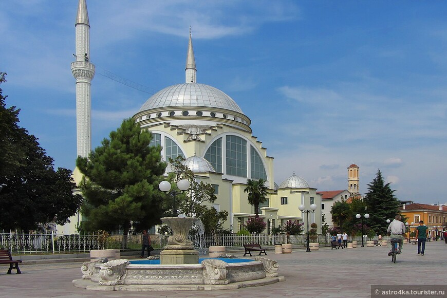  Грандиозное здание Великой Мечети Абу-Бекр возведено в 1995 году. По краям ее украшают два 42-х метровых минарета. 