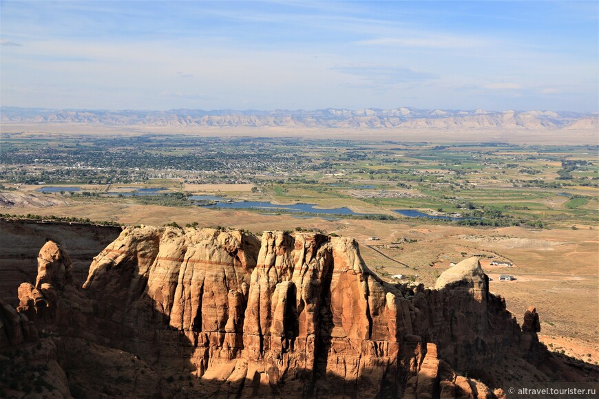 Фото 2. НМ Колорадо нависает над Великой долиной реки Колорадо. Внизу - город Фрута и река Колорадо