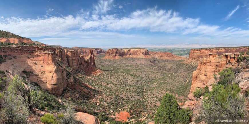 Фото 24. Панорамный снимок нижней части каньона Монументов со столовой горой