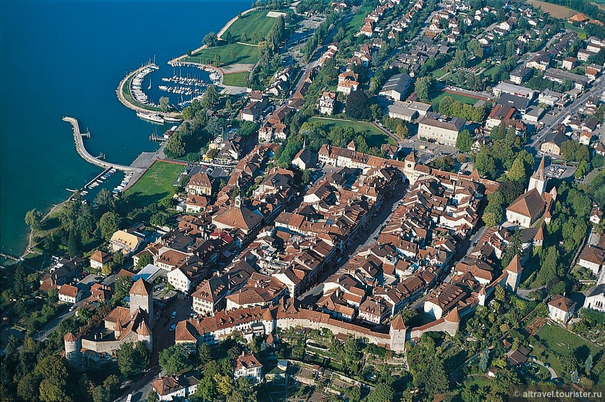 Фото 1. Вид на Муртен сверху: город стоит на одноимённом (Муртенском) озере. Источник: Fribourgregion.ch