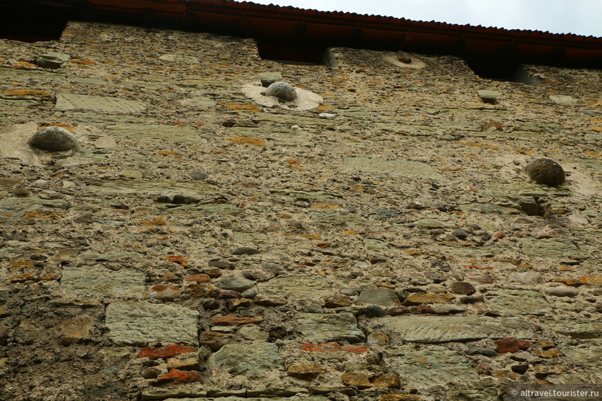 Фото 14. В крепостных стенах видно застрявшие ядра, которыми она обстреливалась во время осады бургундцами.