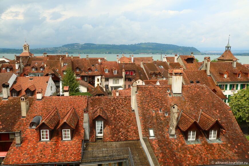 Фото 30-32. Виды сверху на черепичные крыши старого города.