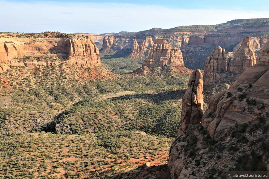Фото 32. Вид на каньон Монументов со стороны долины реки Колорадо