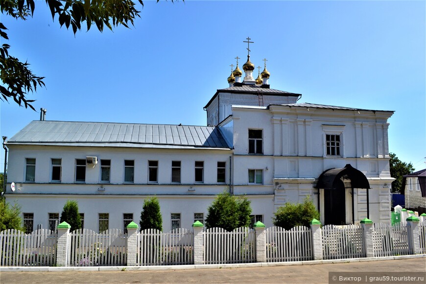 Церковь, покинутая монастырем, а затем монастырем ставшая