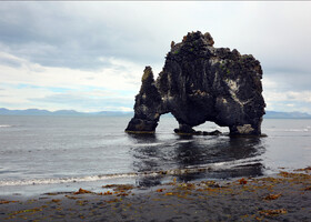 Хвитсеркюр это базальтовая скала, которая в своем прошлом была вулканом. Исландские легенды гласят, что это древнее чудовище, обратившиеся в незапамятные времена в камень.