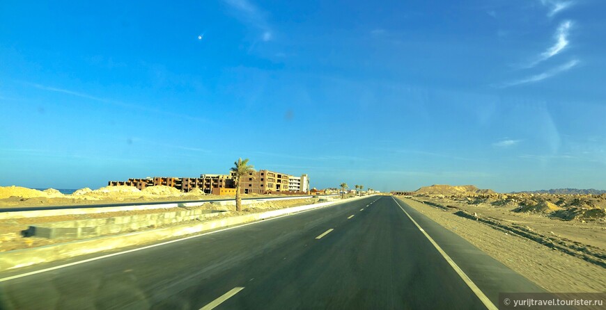 По дороге в Марса-Алам слева - недострой какого-то отельного комплекса