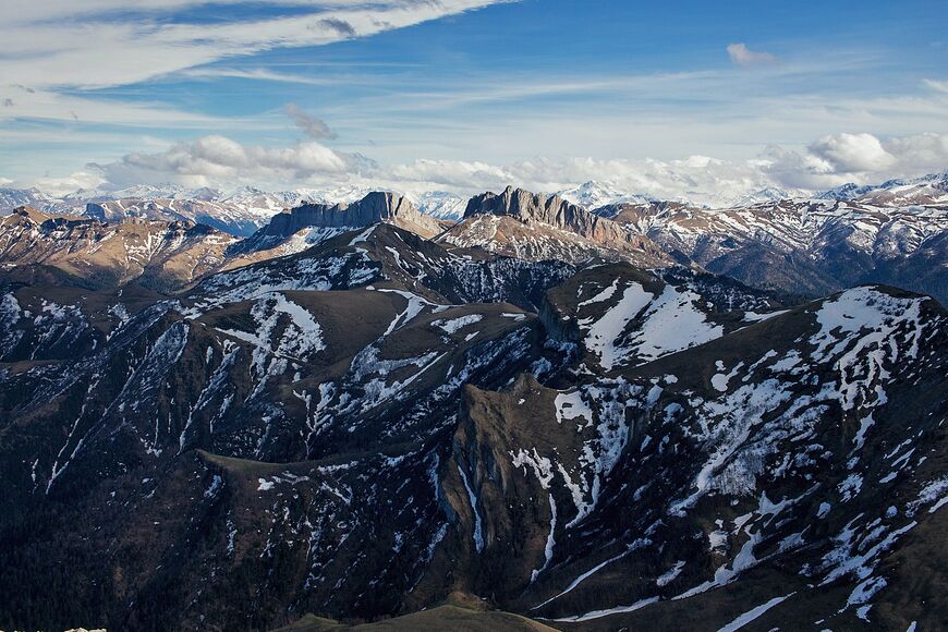 Вид с вершины большого Тхача на Чертовы Ворота 