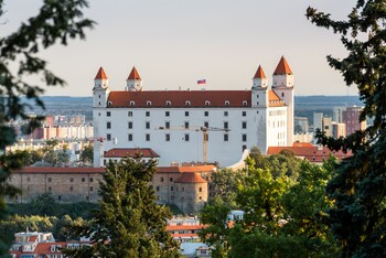 В Словакии открылись магазины и отели