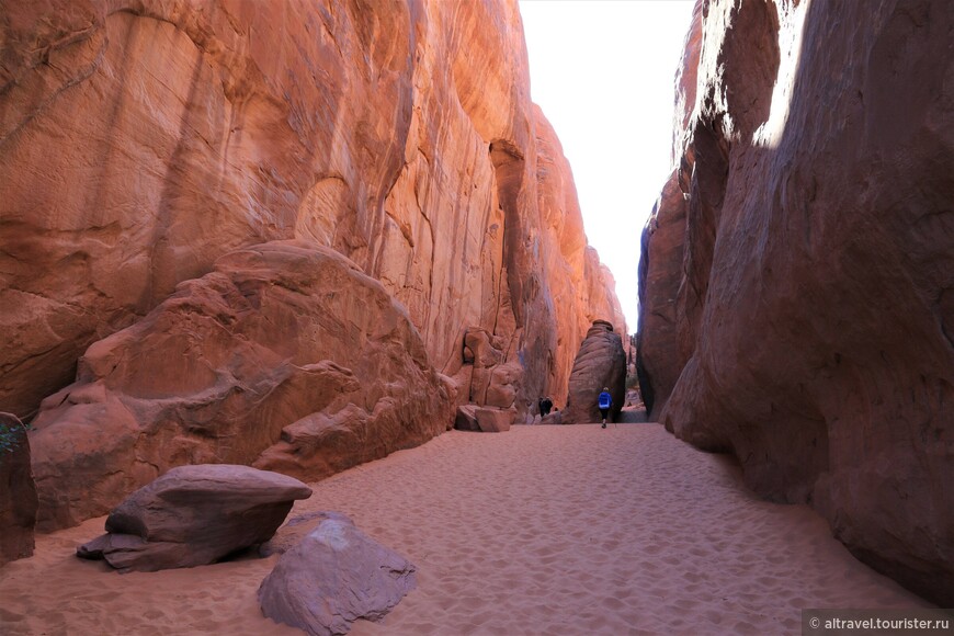 Фото 31. Тропа к Песчаной арке идёт по узкой расщелине между каменными стенами