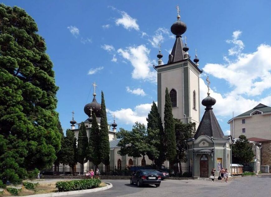 Вид на часовню и колокольню с улицы Владимира Хромых