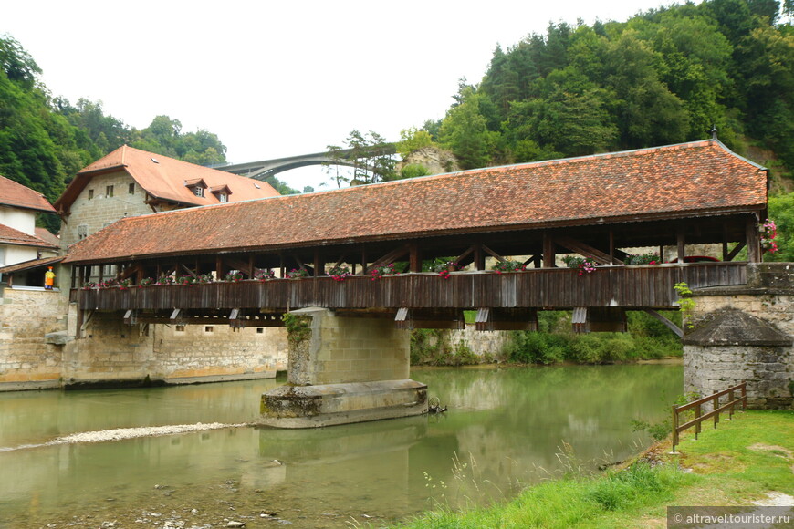 Фото 23. Бернский мост (Pont de Berne) - крытый деревянный мост, построенный в 1580 г. - самый старый мост во Фрибуре. Первоначально мост поддерживали деревянные балки. Нынешний вид с каменными опорами мост получил в 1653 году.