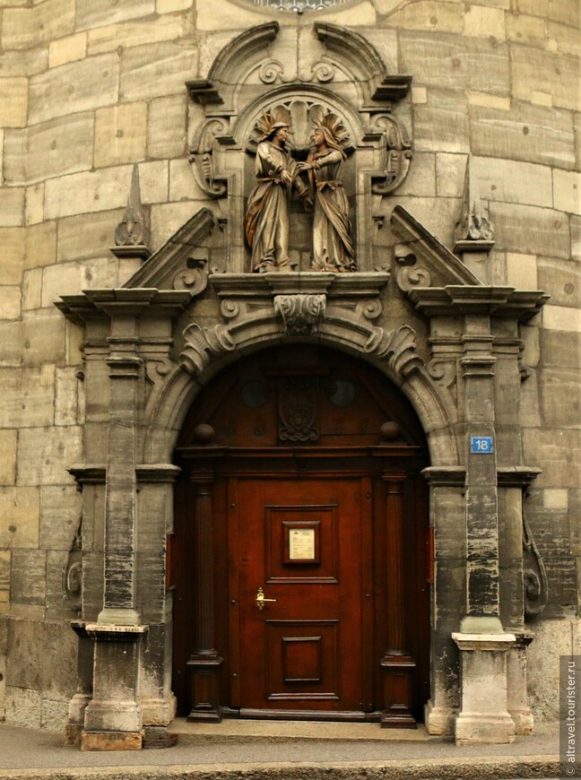 Фото 49. На входном портале - символ ордена: встреча Праведной Елизаветы и Девы Марии.