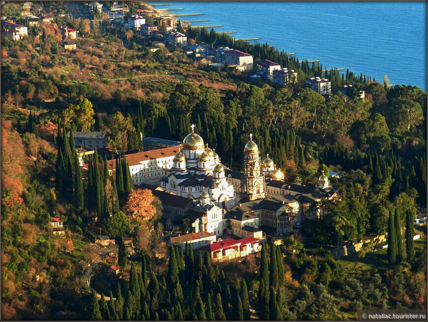 Вид на Новоафонский монастырь с Иверской горы. Мое фото 2013 года.