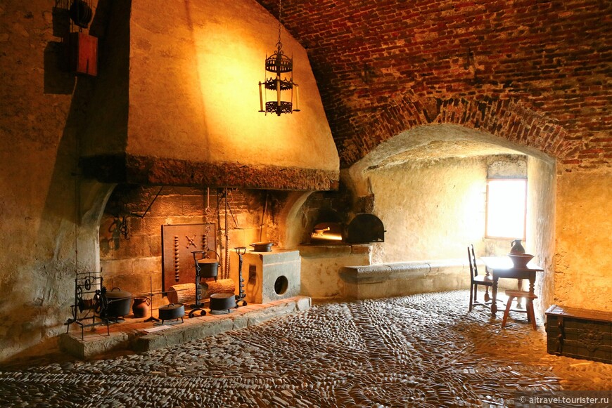 Фото 31. На первом этаже самое интересное - полностью сохранившаяся средневековая кухня.

