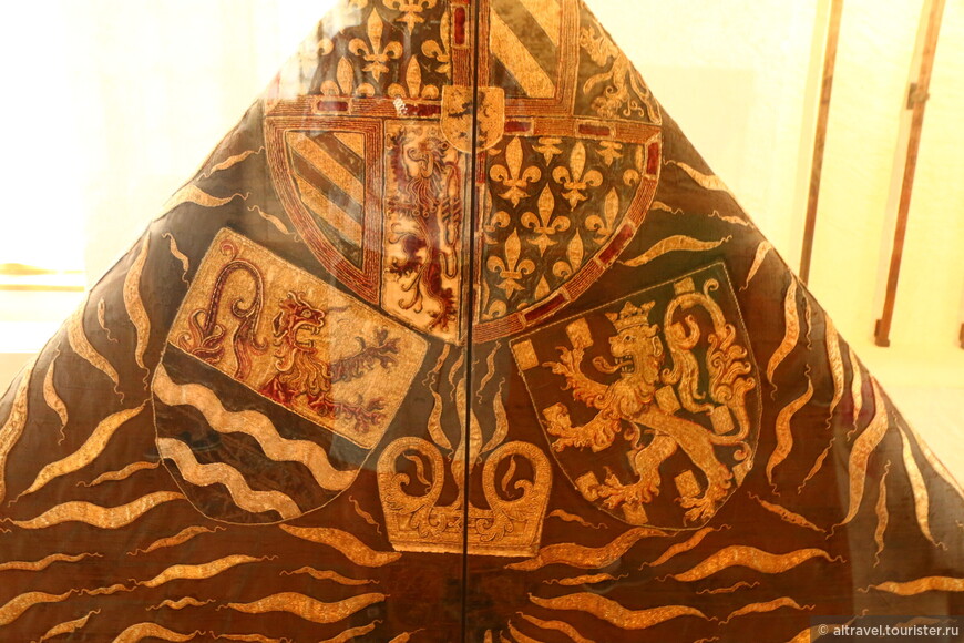 Фото 32. Мантия ордена Золотого руна бургундского герцога Карла Смелого. 
