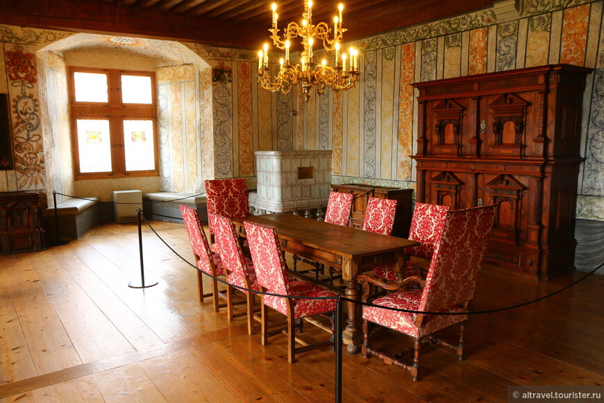 Фото 33. Графский зал (2-й этаж) оформлен как жильё последних графов де Грюйеров с использованием принадлежавшей им мебели. Обратите внимание на большой готический сервант начала 16-го века и изразцовую печь в углу.