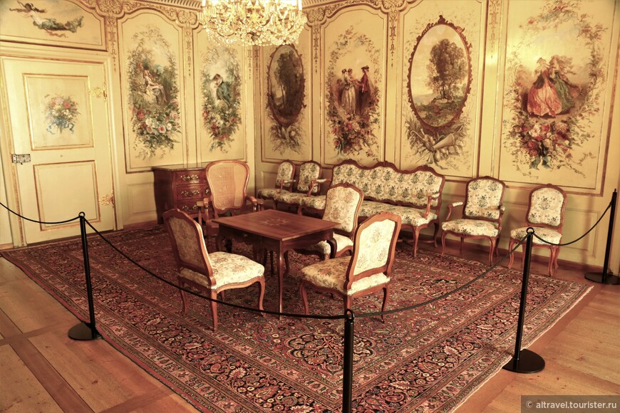Фото 34. Салон Коро (2-й этаж) назван так в честь известного французского художника Камиля Коро, принявшего участие (вместе с другими художниками) в оформлении этой комнаты в стиле романтизма.