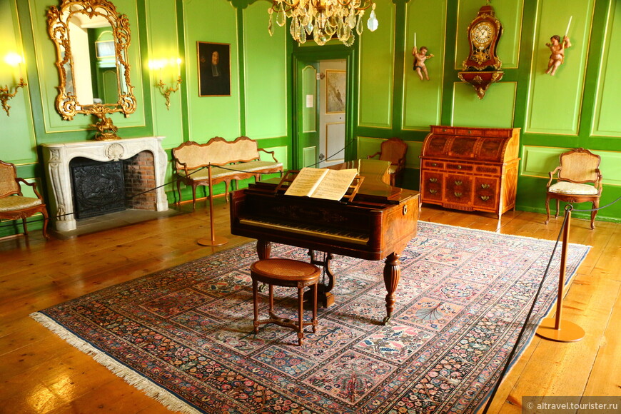 Фото 36. Музыкальный салон с фортепиано 1835 г., якобы изготовленным для Ференца Листа (3-й этаж).

