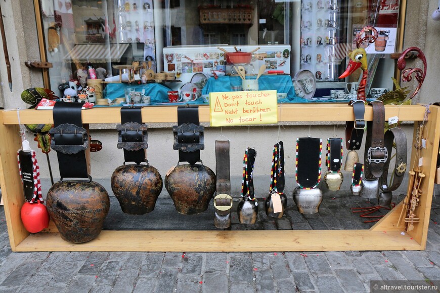 Фото 43_1. Одна из сувенирных лавок в Грюйере продавала коровьи колокольчики (или колокола?)