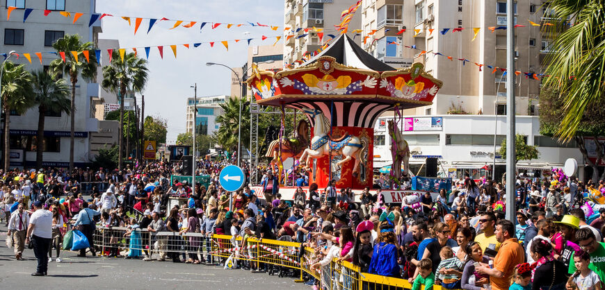 Макариос-авеню в ожидании начала карнавального Гранд-парада