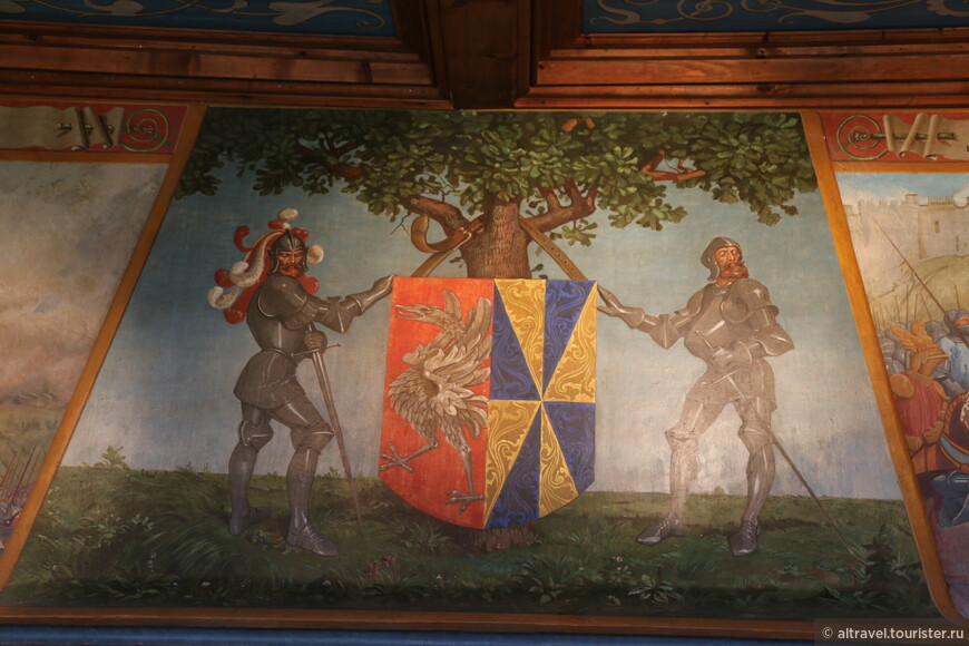 Фото 38. Над камином гербы графа Людовика де Грюйер и его супруги Клод де Сейссель (происходившей из высокородных савойских баронов).