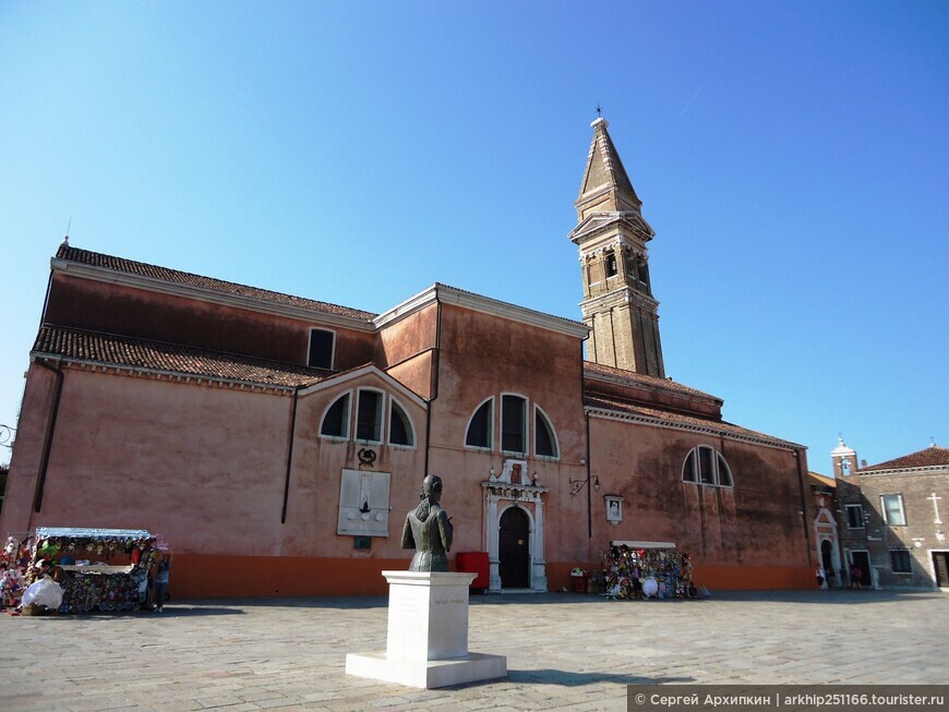 Церковь Сан-Мартино с падающей колокольней на острове Бурано в Венецианской лагуне