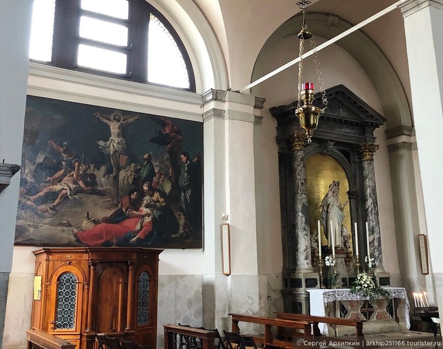 Церковь Сан-Мартино с падающей колокольней на острове Бурано в Венецианской лагуне