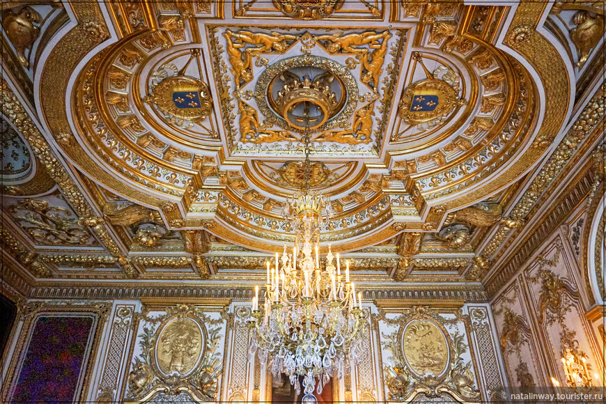 Тронный зал: центральная часть потолка с гербами Франции и Наварры.