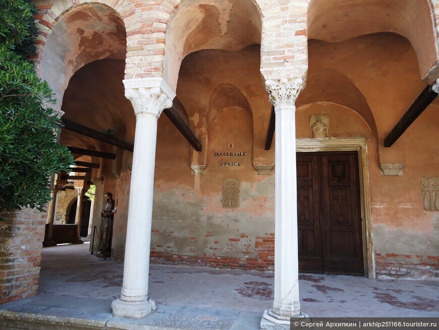 Церковь Санта-Фоска- чистейший образец византийской архитектуры на острове Торчелло в Венецианской лагуне