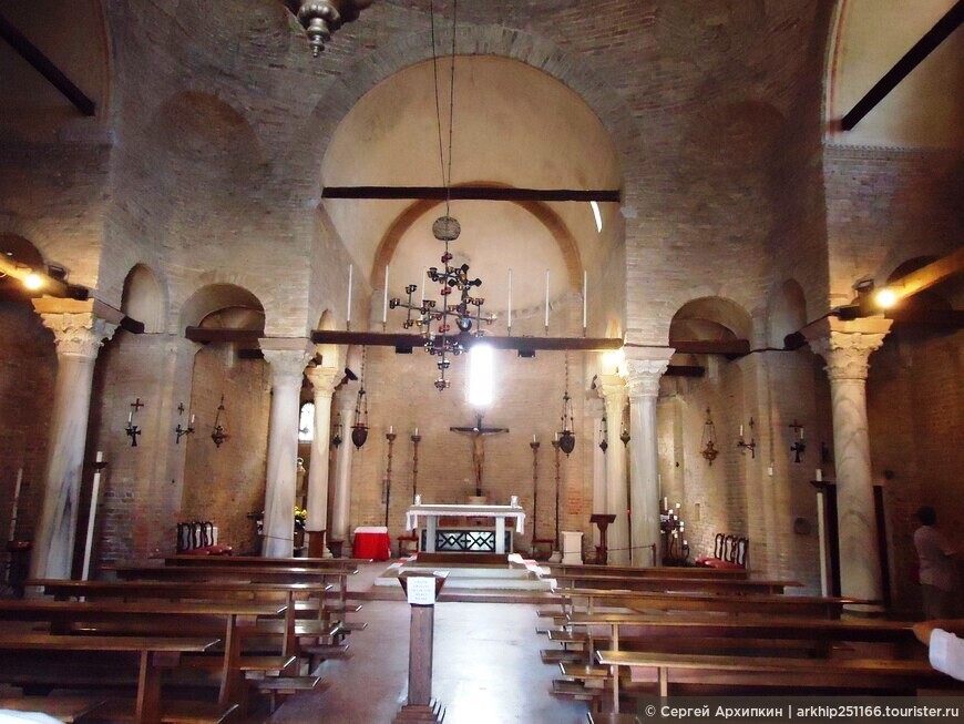 Церковь Санта-Фоска- чистейший образец византийской архитектуры на острове Торчелло в Венецианской лагуне