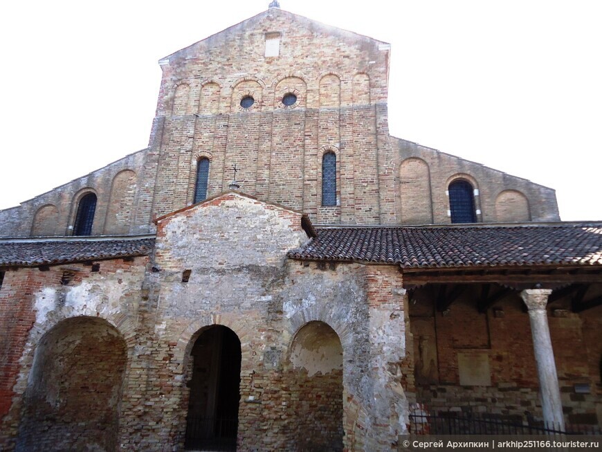 Романская базилика Санта-Мария-Ассунта с византийскими мозаиками 11 века на острове Торчелло в Венецианской Лагуне