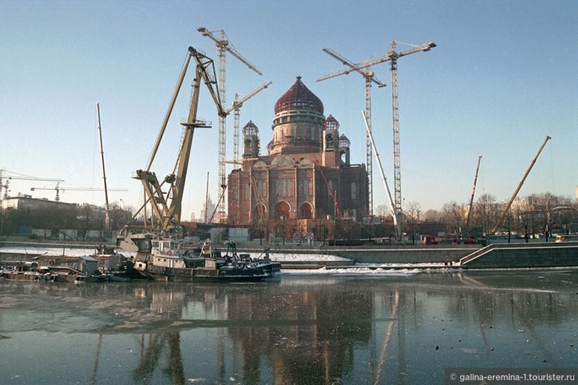 Строительство храма, 1996 год. Фото из интернета