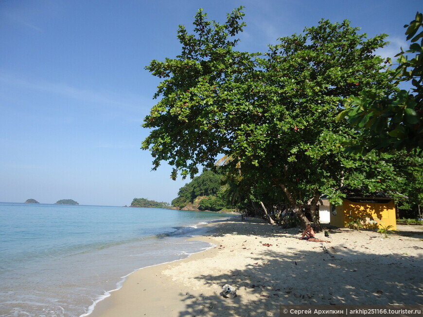 Тропический пляж Лонели Бич — самую тусовочное место на острове Ко Чанг в Таиланде