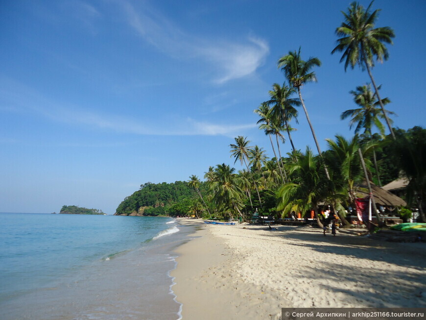 Тропический пляж с белым песком - Вайт-бич на острове Ко Чанг в Таиланде.