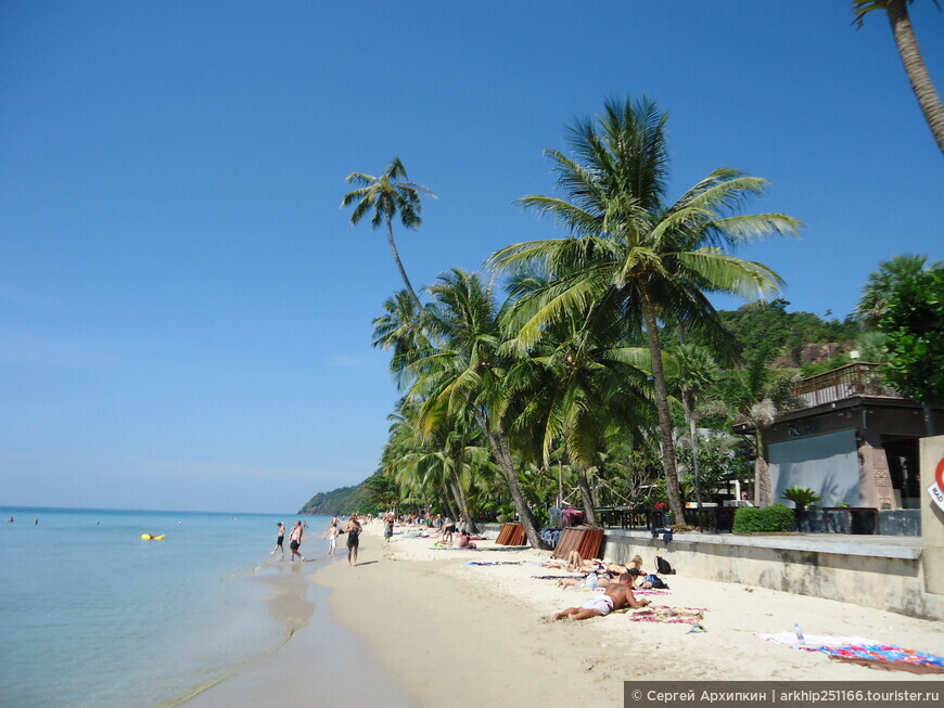 Тропический пляж с белым песком - Вайт-бич на острове Ко Чанг в Таиланде.