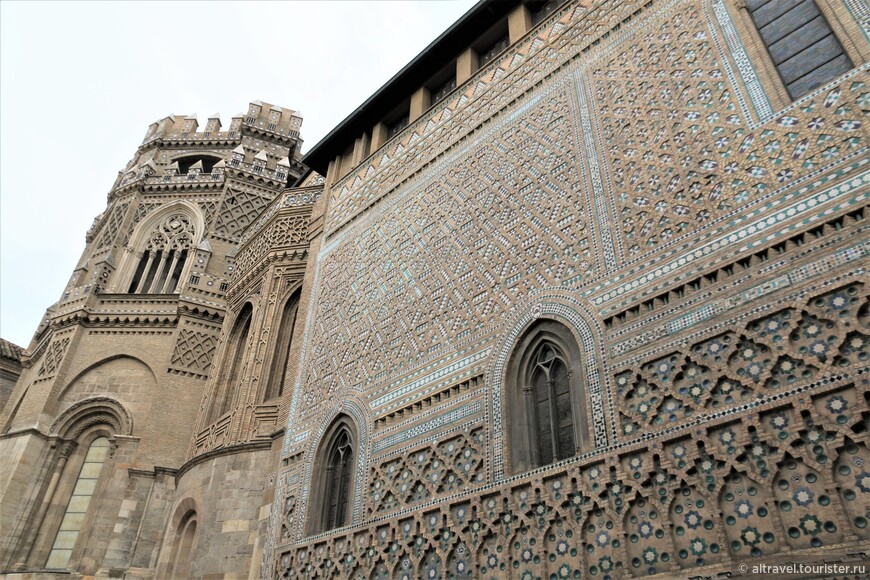 Декорированная в стиле мудехар стена собора La Seo в Сарагосе. Памятник стиля мудехар в Арагоне - объект всемирного наследия Юнеско
