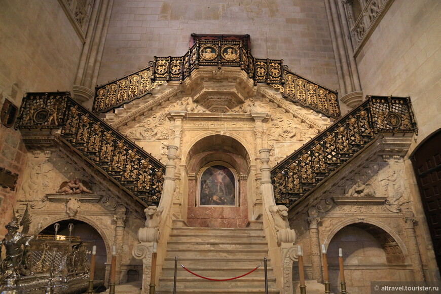 Золотая лестница Бургосского собора (Кастилия - Леон). Этот собор - объект всемирного наследия Юнеско