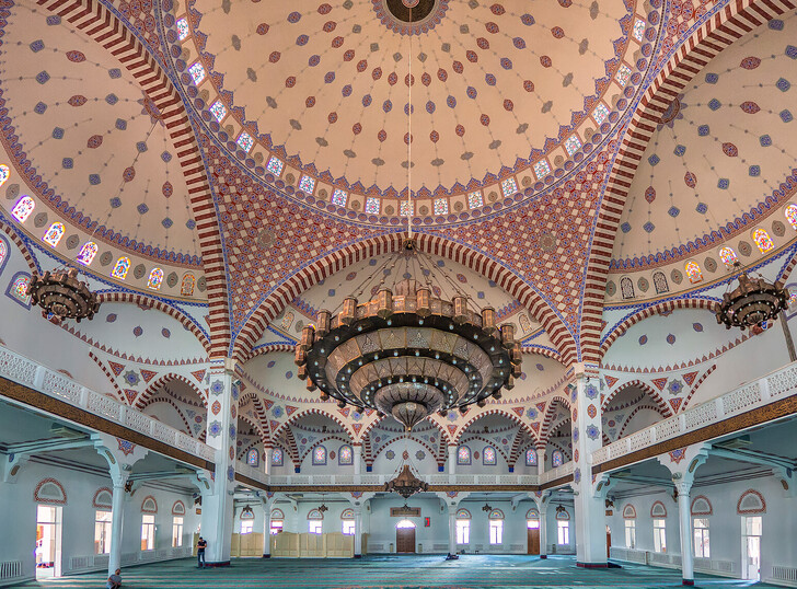Внутреннее убранство Джума-мечети