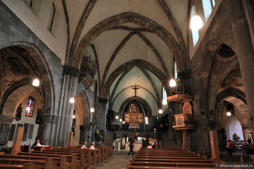 Фото 5. Внутри собор - трёхнефная базилика в романском стиле. Хоры расположены под углом к нефу.

