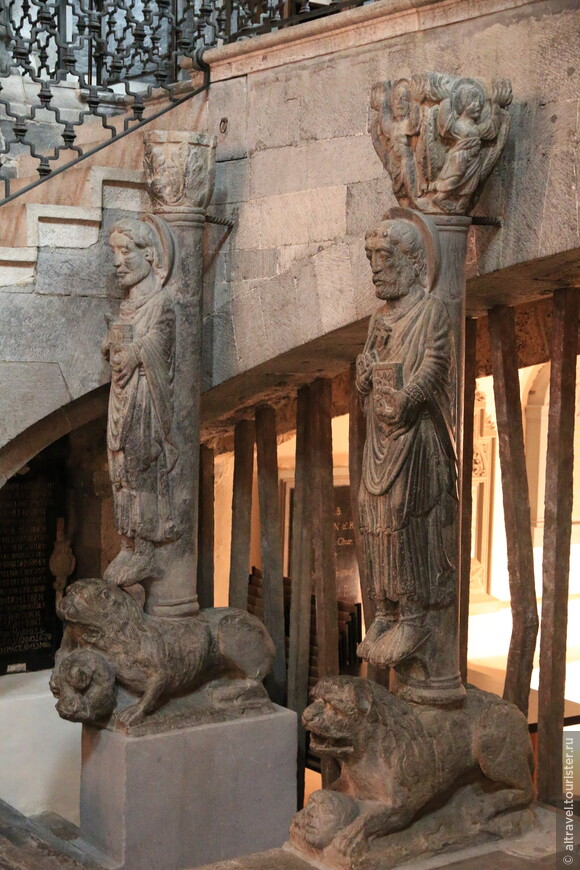 Фото 10. У входа в крипту - статуи 13-го века.