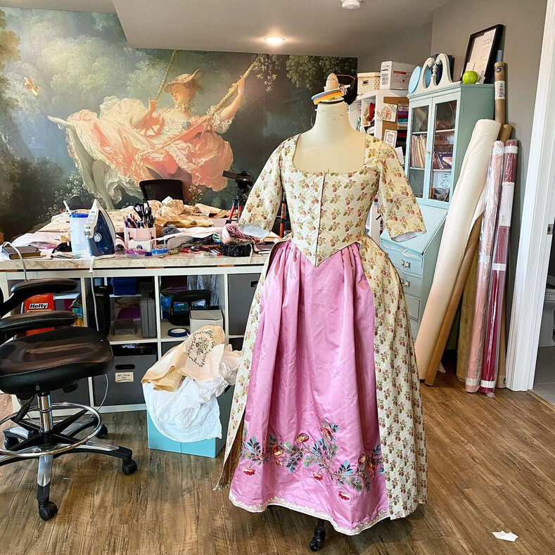Анестезиолог шьет костюмы 18 века, тратя на каждый сотни часов, и ее работы — настоящие шедевры с картин